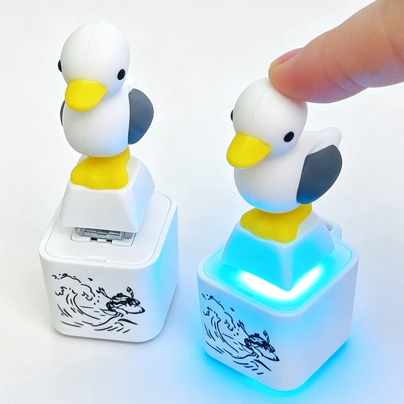 Screaming Seagull & Duck Keychain – Funny Light-Up Sound Gadget